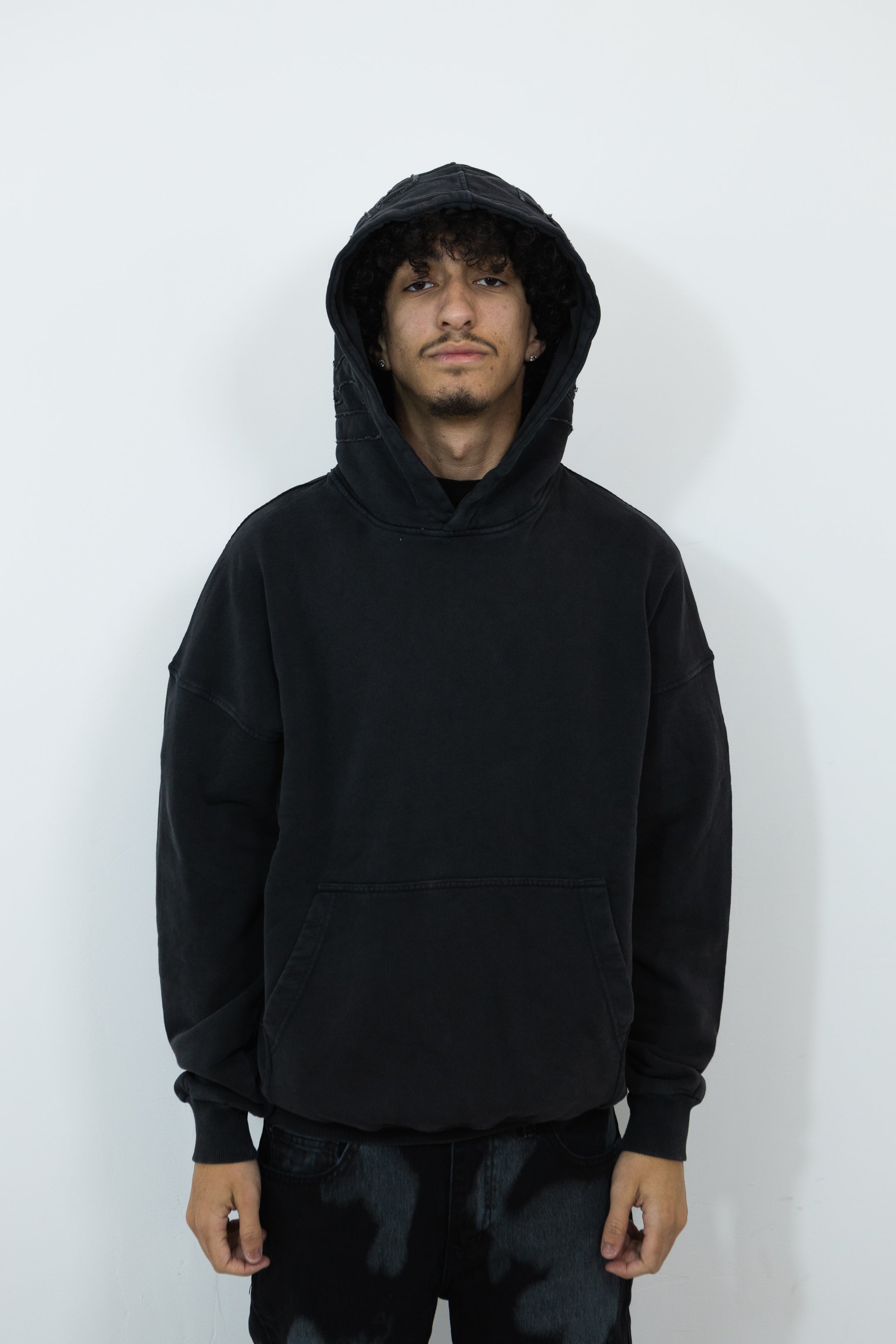 SWEAT AVEC CAPUCHE BRODÉ